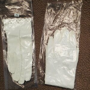 Elegant Set Of 2! Vintage Italian Subtle Leather White Women’s Gloves